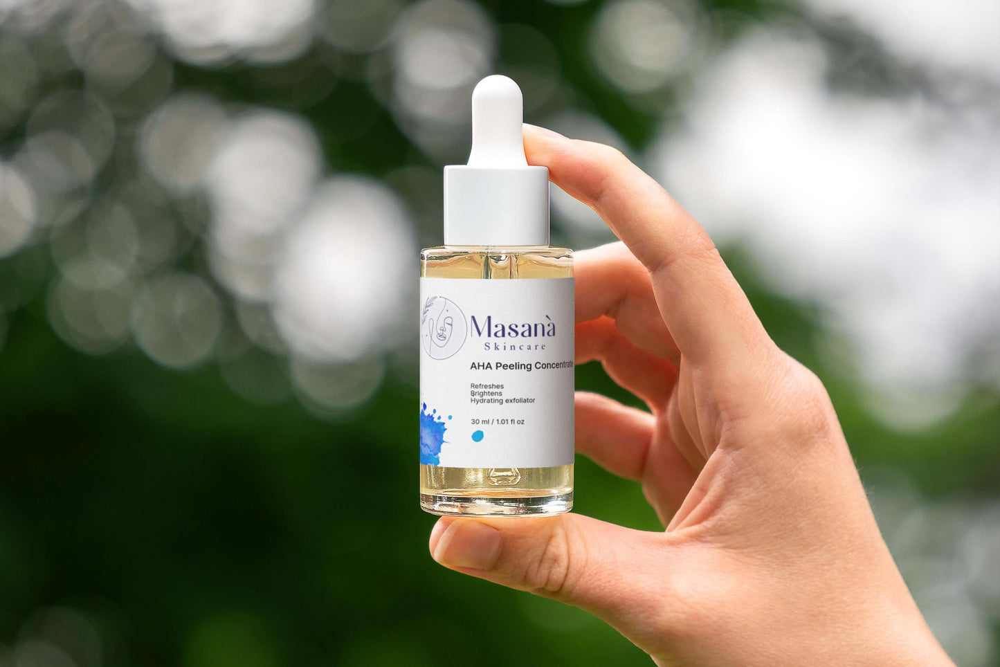 Hand holding Masanà AHA Peeling Concentrate – exfoliating serum with 10% lactic acid and 1% hyaluronic acid to renew and hydrate dull, tired skin