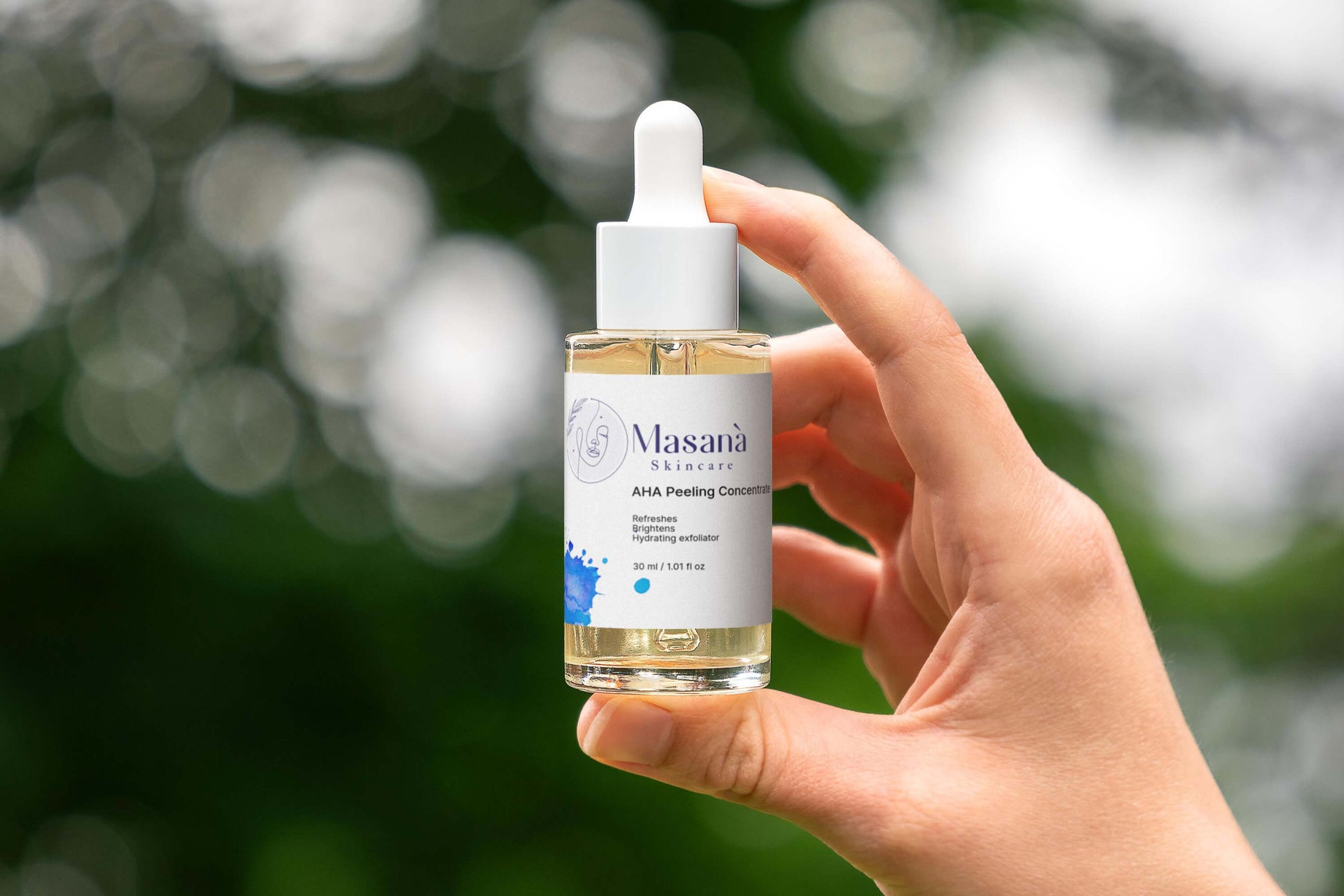 Hand holding Masanà AHA Peeling Concentrate – exfoliating serum with 10% lactic acid and 1% hyaluronic acid to renew and hydrate dull, tired skin
